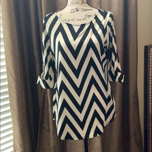 new directions Tops - Beautiful chevron top, size Med